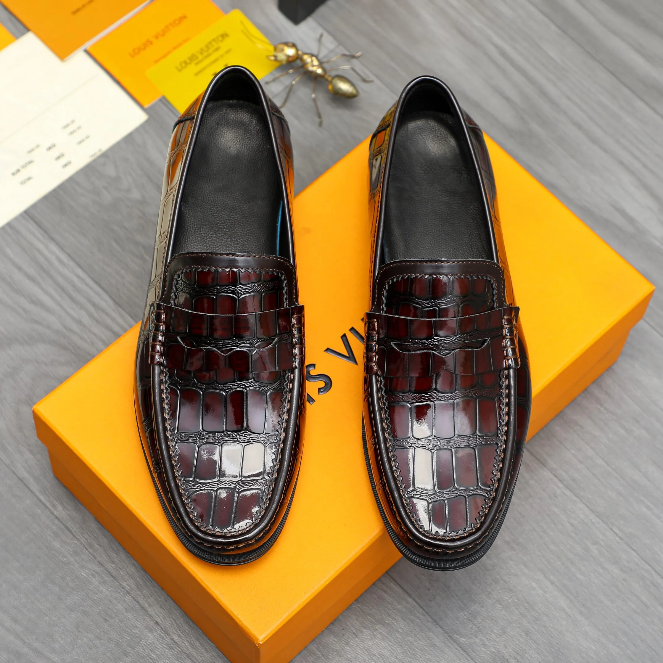 Men's shoes 💰p442 Product trademark: LV (Louis Vuitton) business slip-on leather shoes. Regular size: 38-46 (45.46 is custom-made and non-refundable) Product material: Selected high-quality stone grain cowhide upper, cowhide lining, rubber outsole